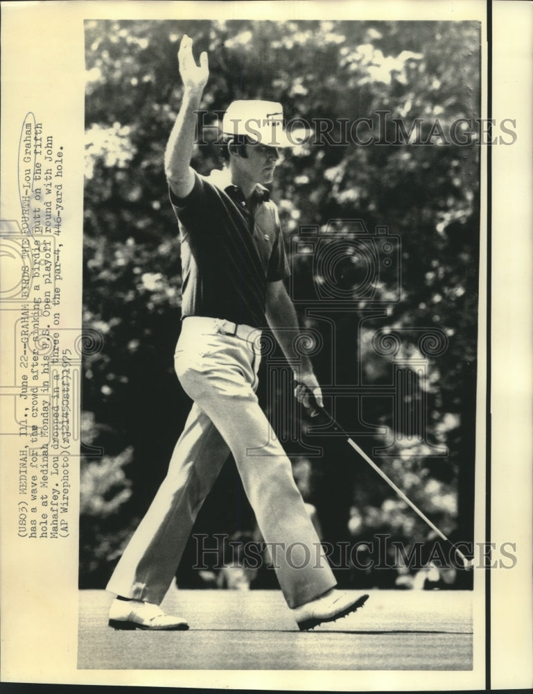 1975 Press Photo Golfer Lou Graham has a wave for the crowd in U.S. Open Event