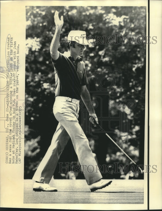 1975 Press Photo Golfer Lou Graham has a wave for the crowd in U.S. Open Event