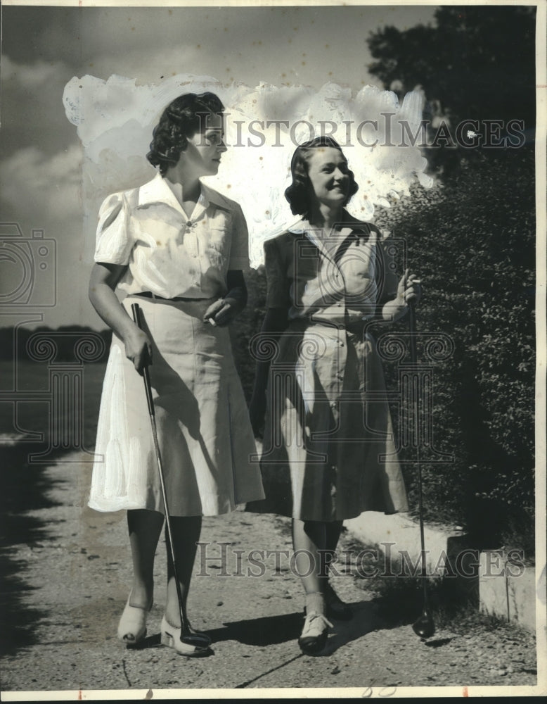 1941 Press Photo Golfers Mrs. Dale Graham and Mrs. R. A. Leanard at Club- Historic Images