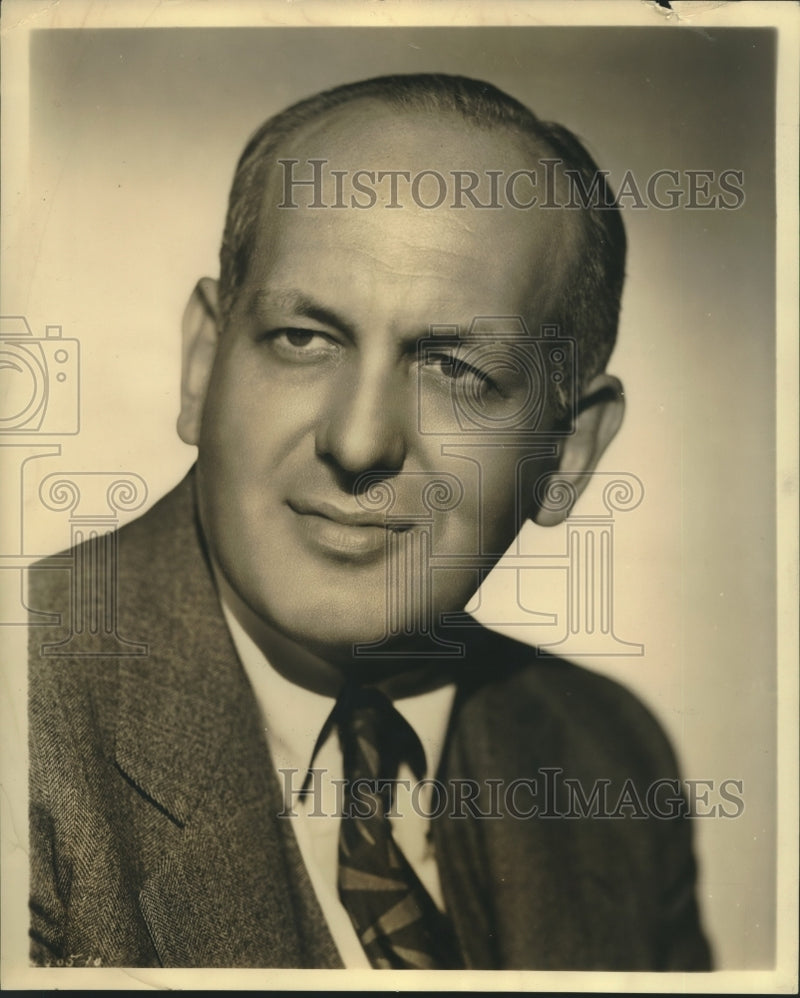 Load image into Gallery viewer, 1938 Press Photo Gabriel Heatter of "We, the People" broadcasts on CBS
