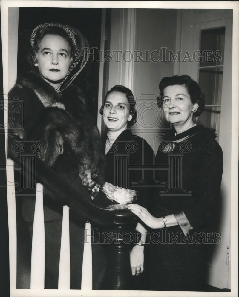 Load image into Gallery viewer, 1956 Press Photo Mrs. John Fitzhugh, Mrs. John Smallpage, Mrs. George Healy, Jr.

