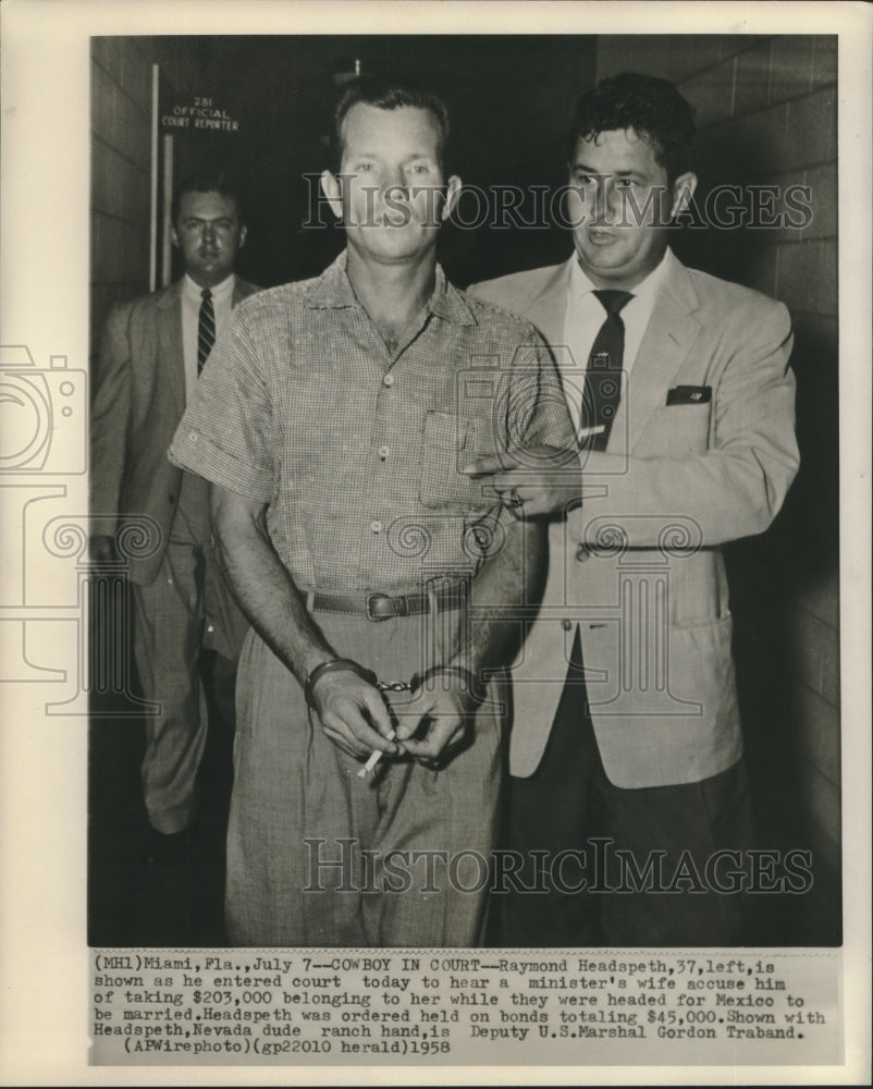 1958 Press Photo U.S. Marshal Gordon Traband with Raymond Headspeth in court