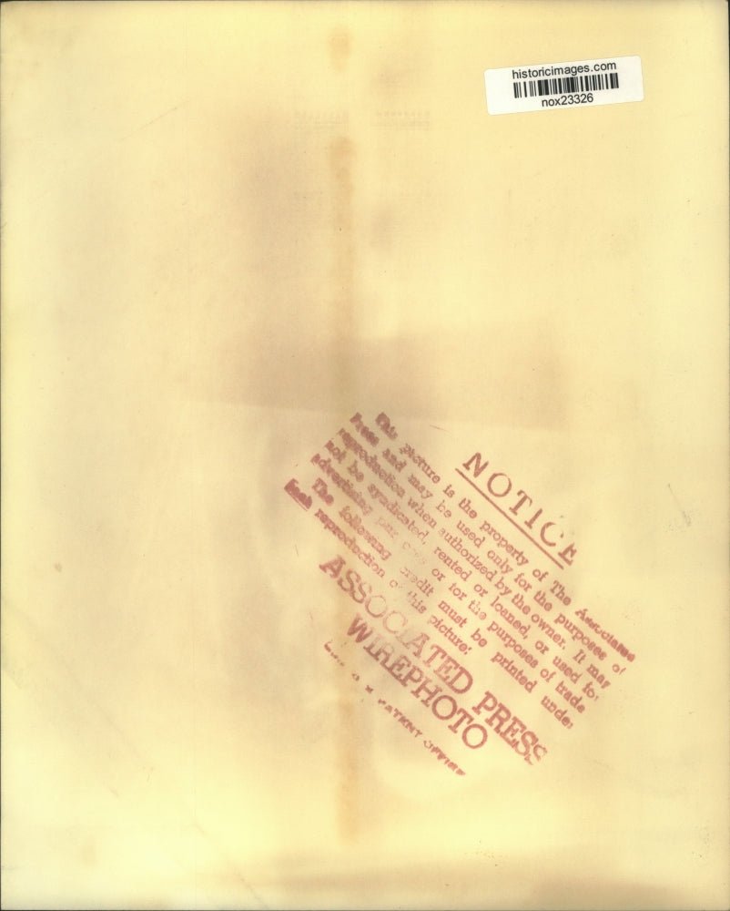 1958 Press Photo U.S. Marshal Gordon Traband with Raymond Headspeth in court