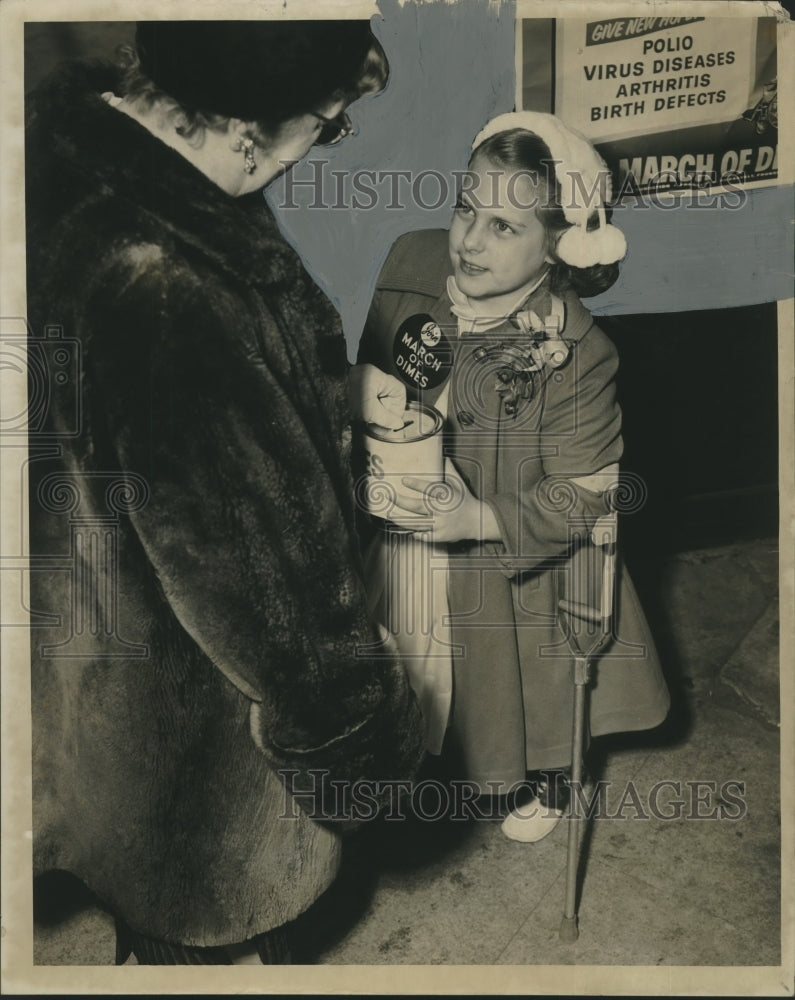 Load image into Gallery viewer, 1959 Press Photo Polio Victim Pamela Henry receives donation for March of Dimes
