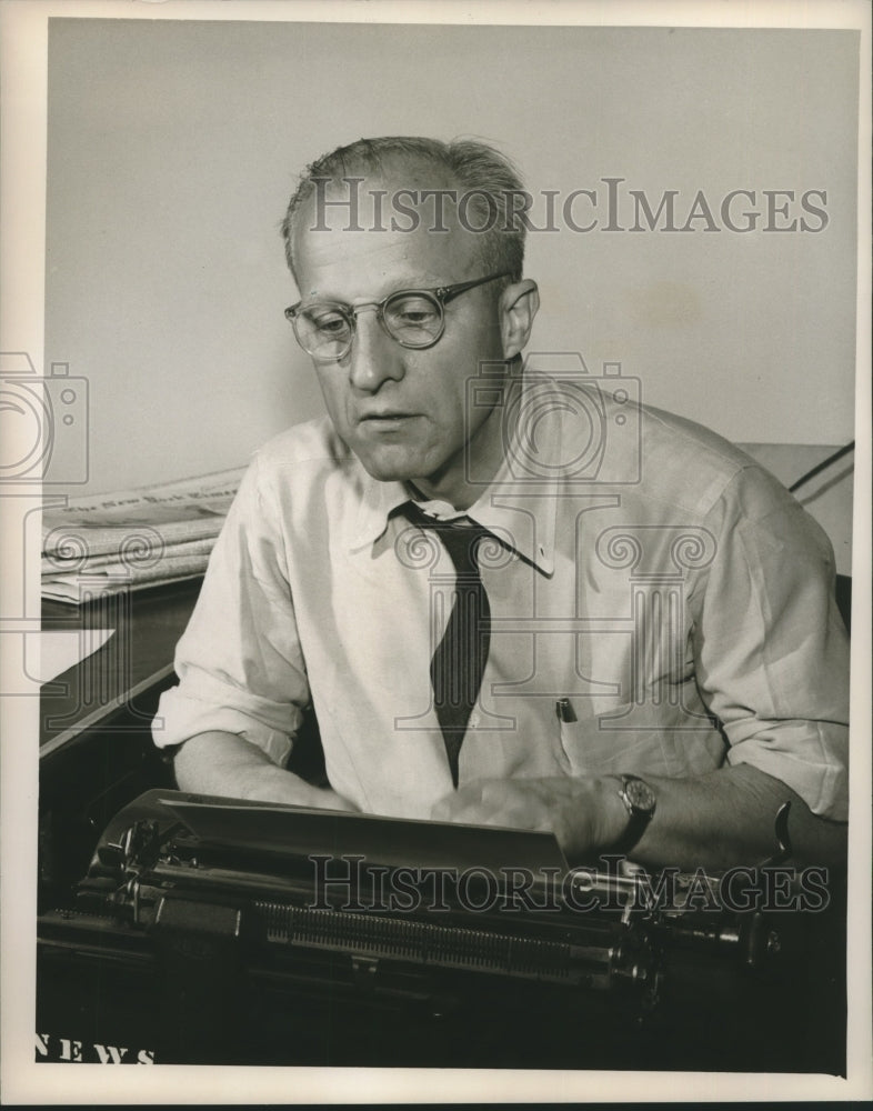 Load image into Gallery viewer, 1954 Press Photo Television Journalist Joseph C. Harsch of "Comment" - nox23390
