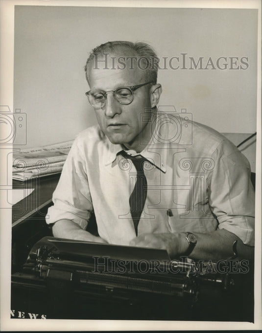 1954 Press Photo Television Journalist Joseph C. Harsch of "Comment" - nox23390