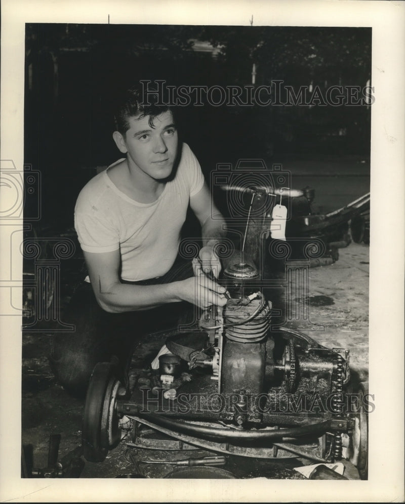 Load image into Gallery viewer, 1950 Press Photo Stanley Herwig doing lawnmower repair - nox23466
