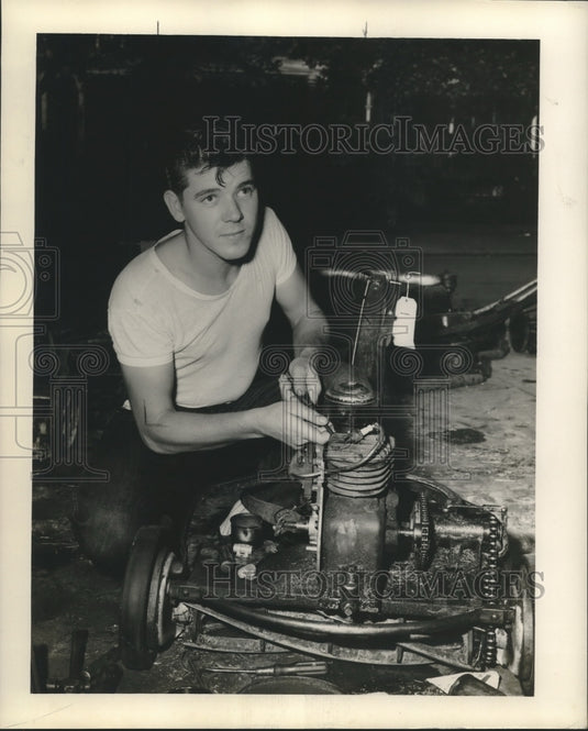 1950 Press Photo Stanley Herwig doing lawnmower repair - nox23466