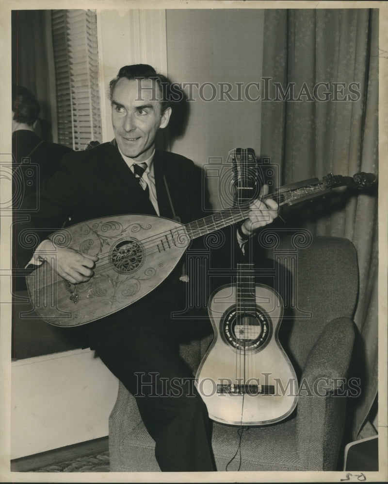 Load image into Gallery viewer, 1952 Press Photo Musician Elton Hayes, cowboy songs really come from England
