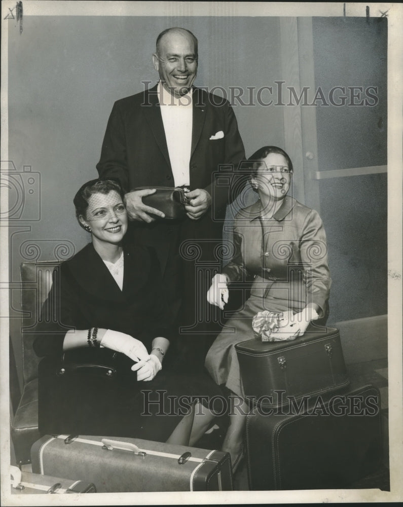 Load image into Gallery viewer, 1956 Press Photo General Electric Appliance Dealers Packed for Mexico
