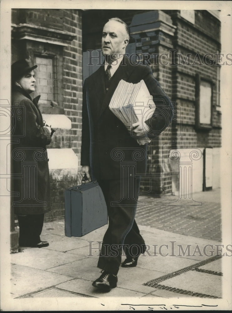 1957 Press Photo Scotland Yard Investigator, Herbert W. Hannam - nox23718- Historic Images