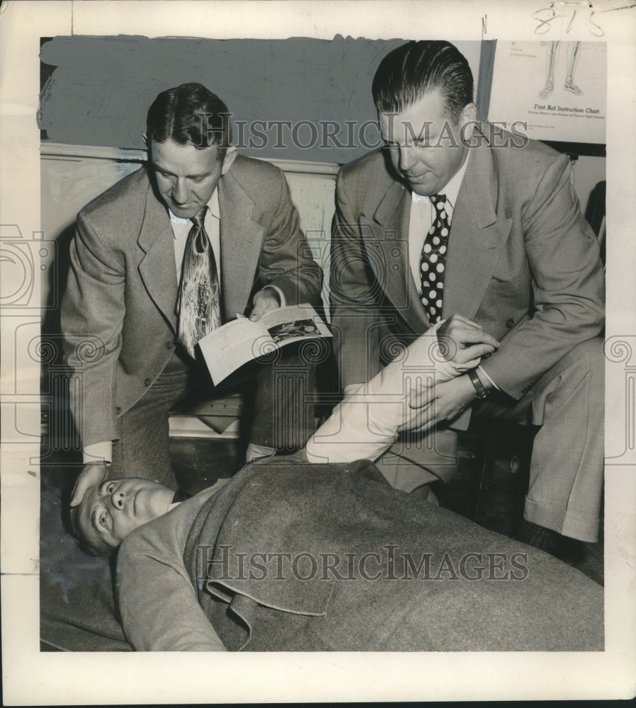 1951 Press Photo Bill Green demonstrates first aid, Baton Rouge - nox23742