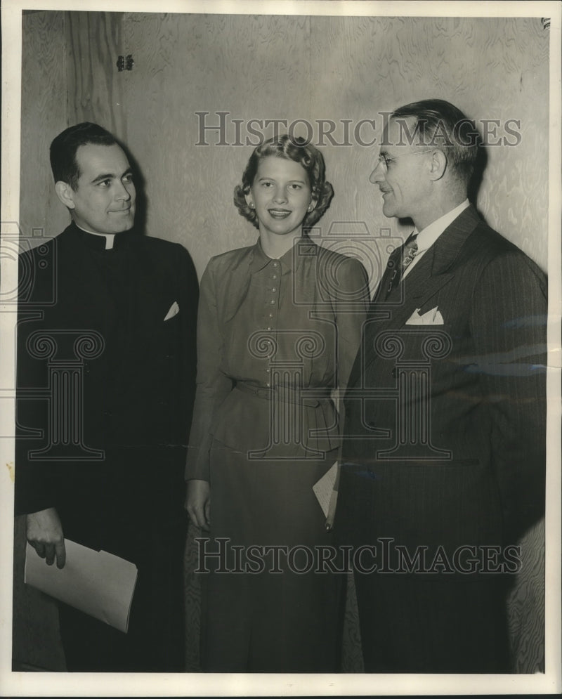 Load image into Gallery viewer, 1951 Press Photo Reverend Theodore Hesburgh chats with Others, Tulane University
