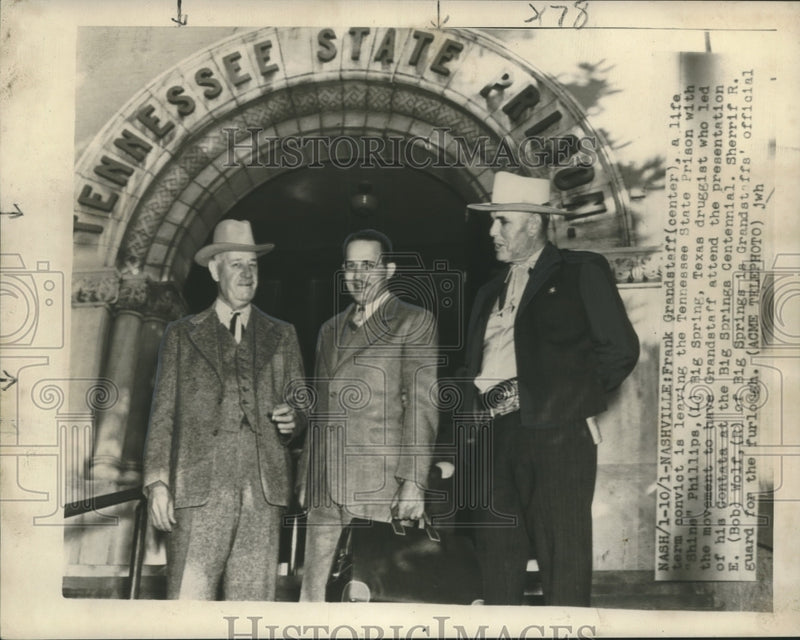 Load image into Gallery viewer, 1949 Press Photo Frank Grandstaff with Sheriff r. E. Wolf, Other at Prison
