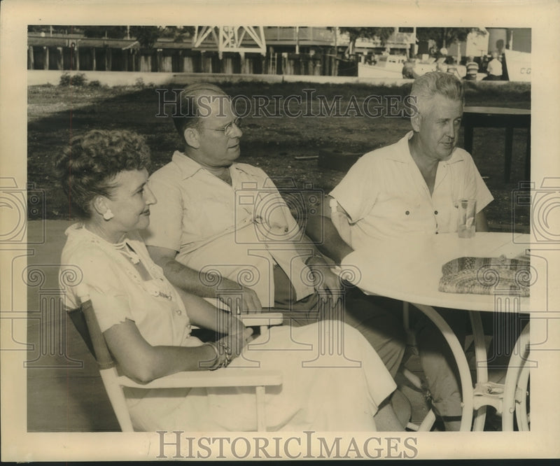 Load image into Gallery viewer, 1949 Press Photo Mr. &amp; Mrs. Gilbert Gray with J. Gilbert Scheib at Lipton Races
