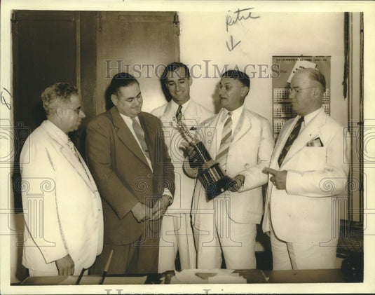 1939 Press Photo Four mayors of Jefferson Parish gave a trophy at Event