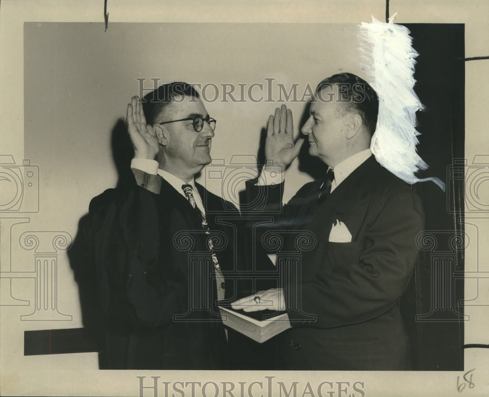 1946 Press Photo Judge Charles V. Gonzales takes oath of office, William Seeber