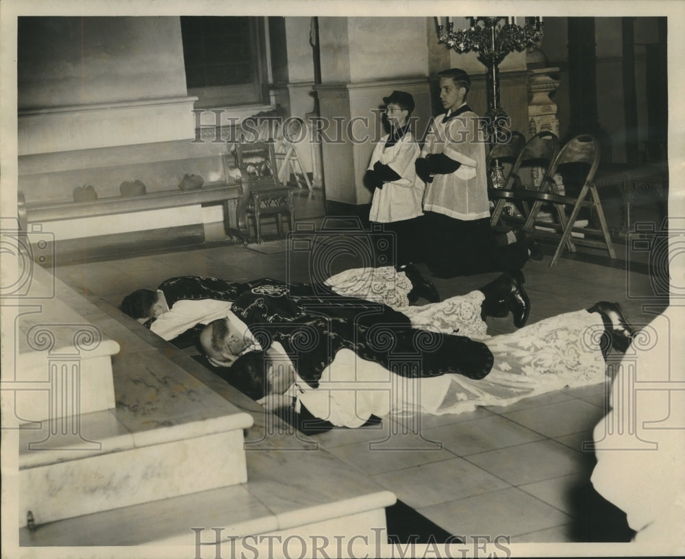 1957 Press Photo Good Friday Worshipers kneel and bow at the altar - nox23882
