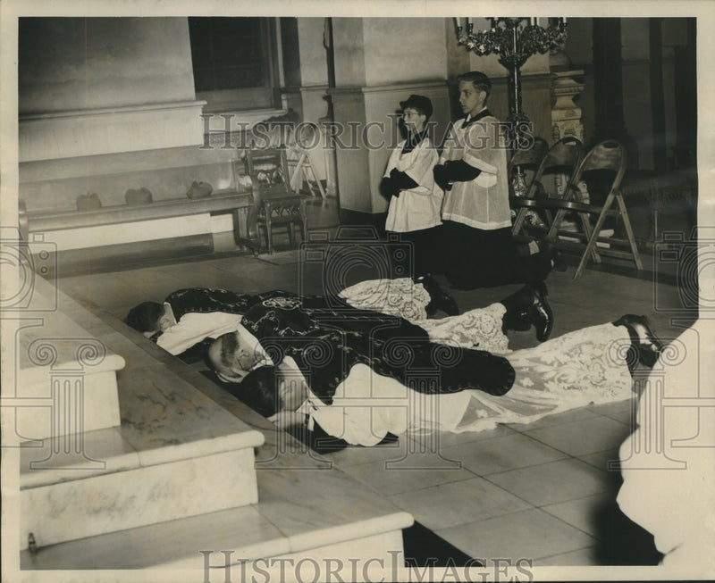 Load image into Gallery viewer, 1957 Press Photo Good Friday Worshipers kneel and bow at the altar - nox23882
