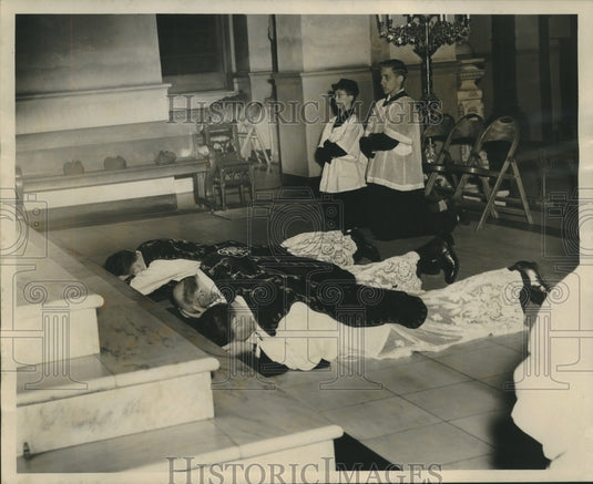 1957 Press Photo Good Friday Worshipers kneel and bow at the altar - nox23882