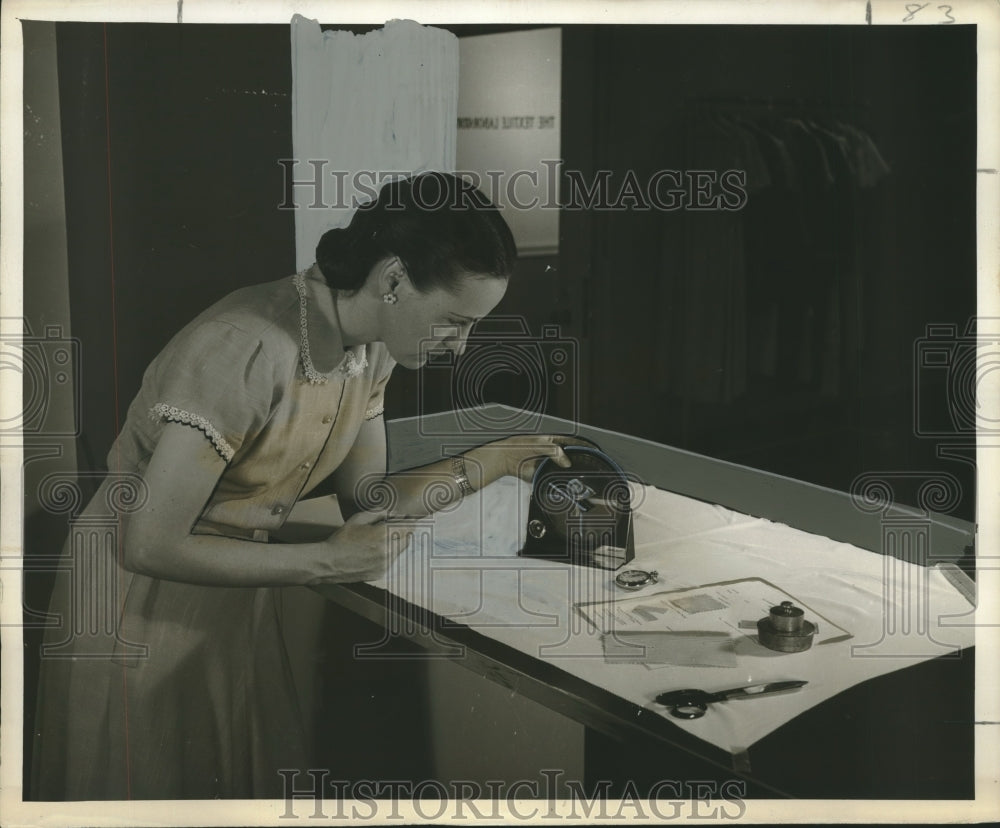 1955 Press Photo Woman measures wrinkle-resistance with device for Magazine- Historic Images