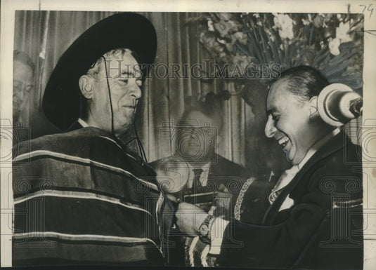 1950 Press Photo New York Mayor Gets Gifts from President of Chile - nox23890