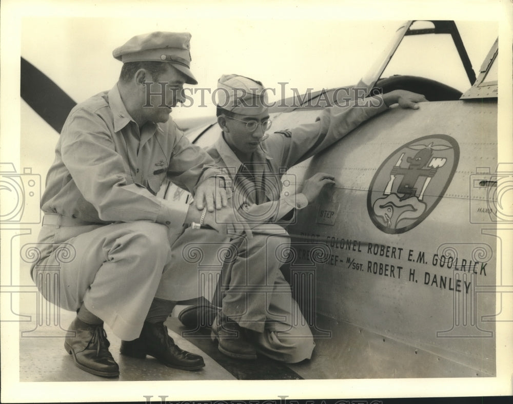 1944 Press Photo Colonel Robert E. M. Goolrick with Kay Chin inspecting insignia