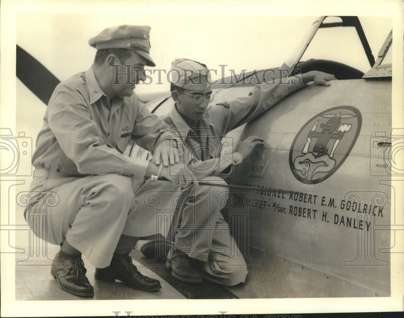 Load image into Gallery viewer, 1944 Press Photo Colonel Robert E. M. Goolrick with Kay Chin inspecting insignia

