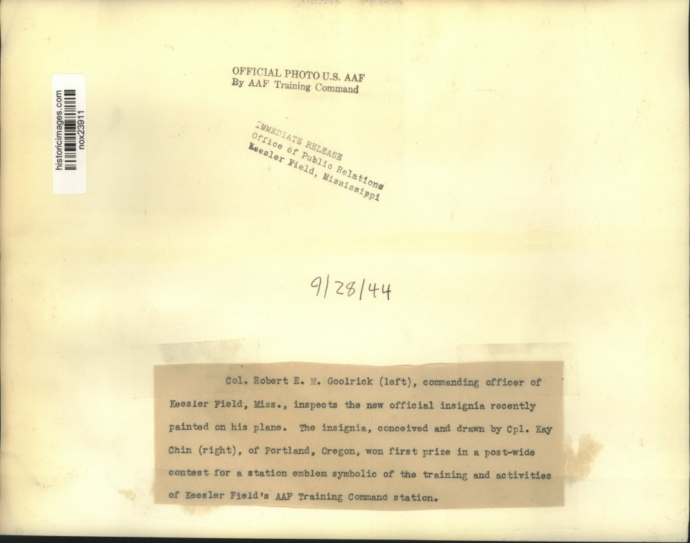 1944 Press Photo Colonel Robert E. M. Goolrick with Kay Chin inspecting insignia