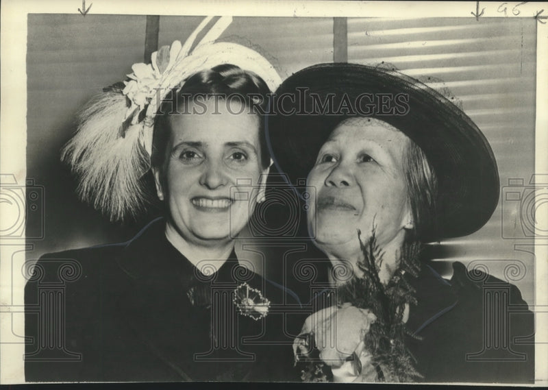 Load image into Gallery viewer, 1952 Press Photo "Mother of the World" Mrs. Toy Len Good and Chile's counterpart
