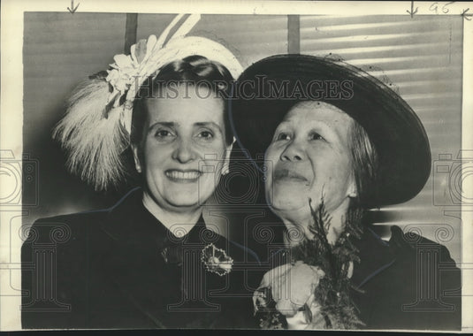 1952 Press Photo "Mother of the World" Mrs. Toy Len Good and Chile's counterpart