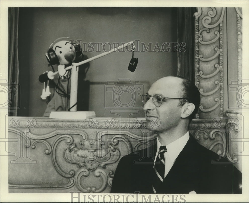 1951 Press Photo Kula &amp; Lewis, (Gommy) Gomavitz checking the equipment