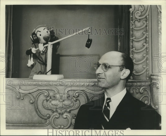 1951 Press Photo Kula & Lewis, (Gommy) Gomavitz checking the equipment