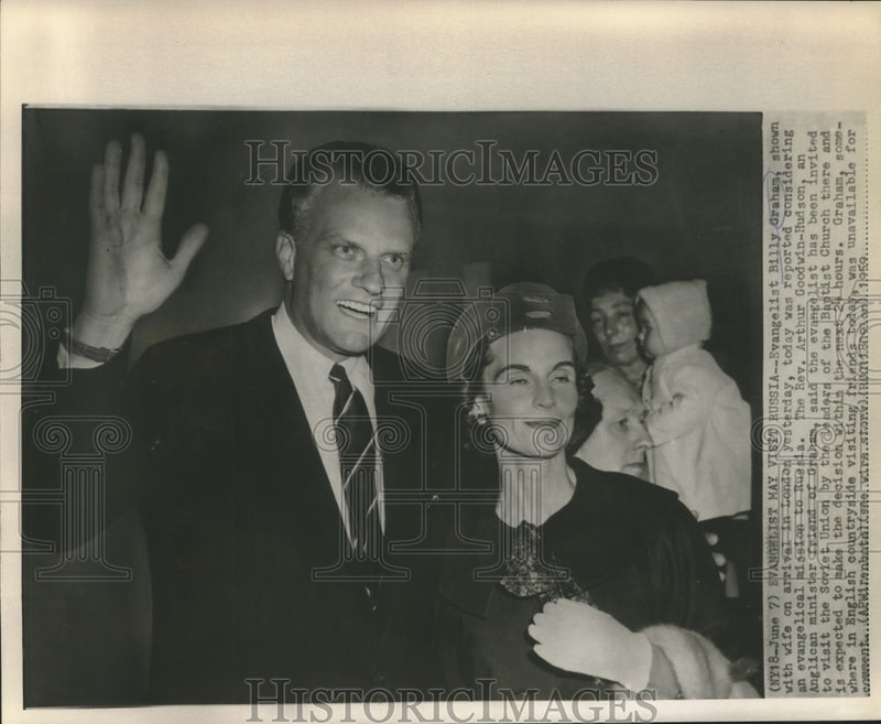 Load image into Gallery viewer, 1959 Press Photo Evangelist Reverend Billy Graham &amp; Wife Arrive in London
