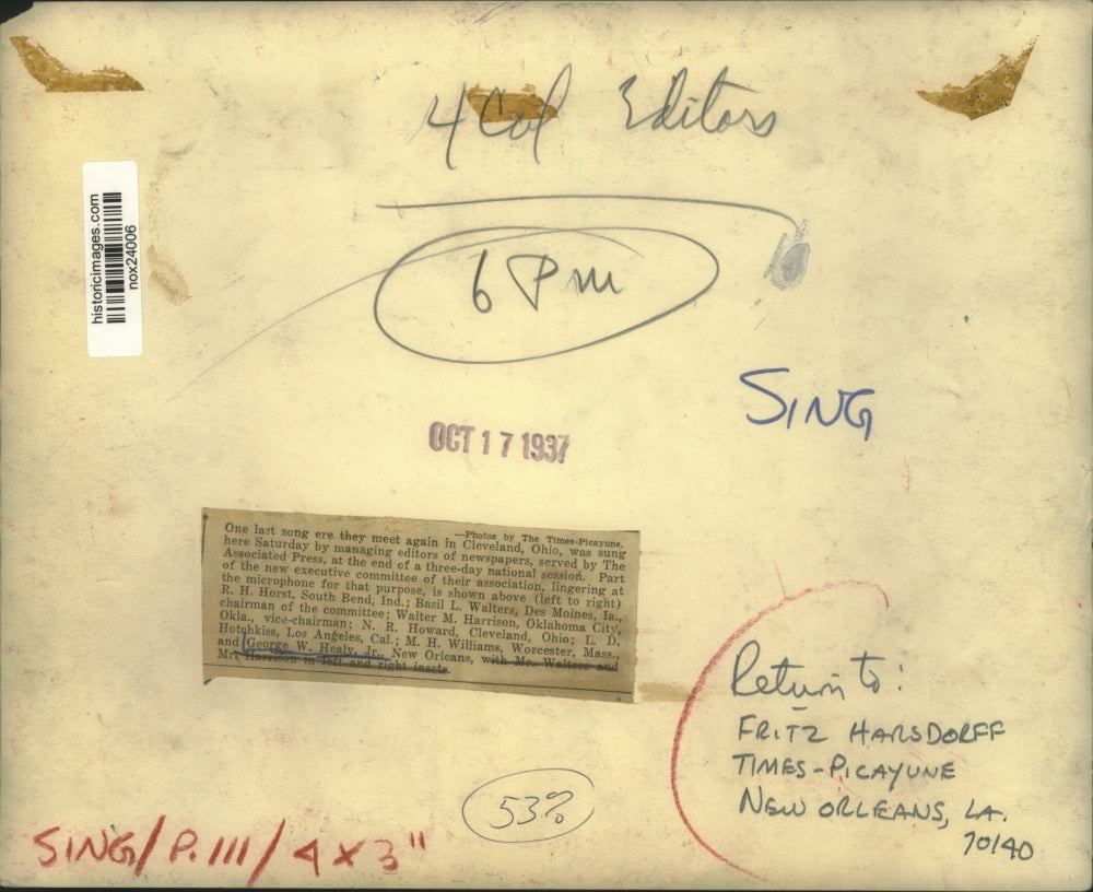 1937 Press Photo George W. Healy, Jr. & newspaper editors sing into microphone