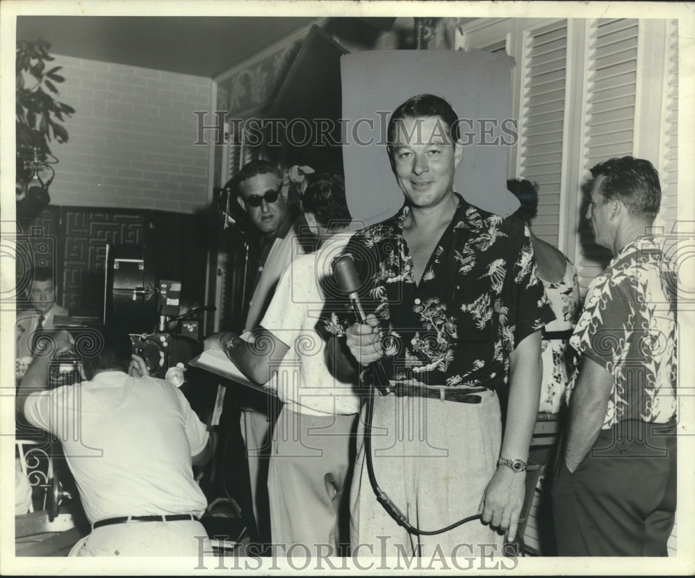 1954 Press Photo Bill Henry with microphone with Others filming - nox24027
