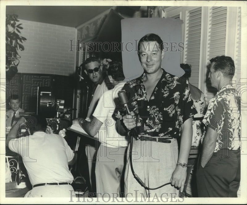 Load image into Gallery viewer, 1954 Press Photo Bill Henry with microphone with Others filming - nox24027
