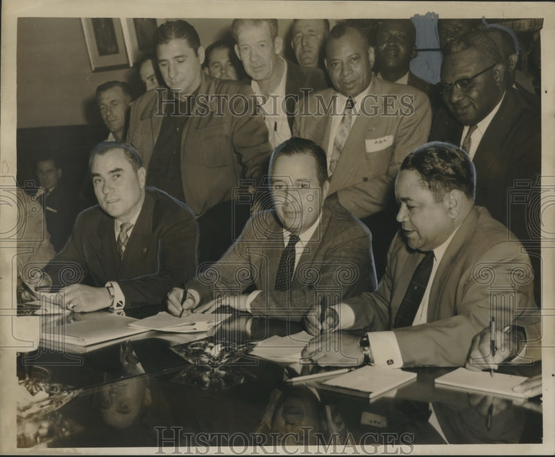 Load image into Gallery viewer, 1957 Press Photo New Orleans Longshoremen and Steamship Association sign papers
