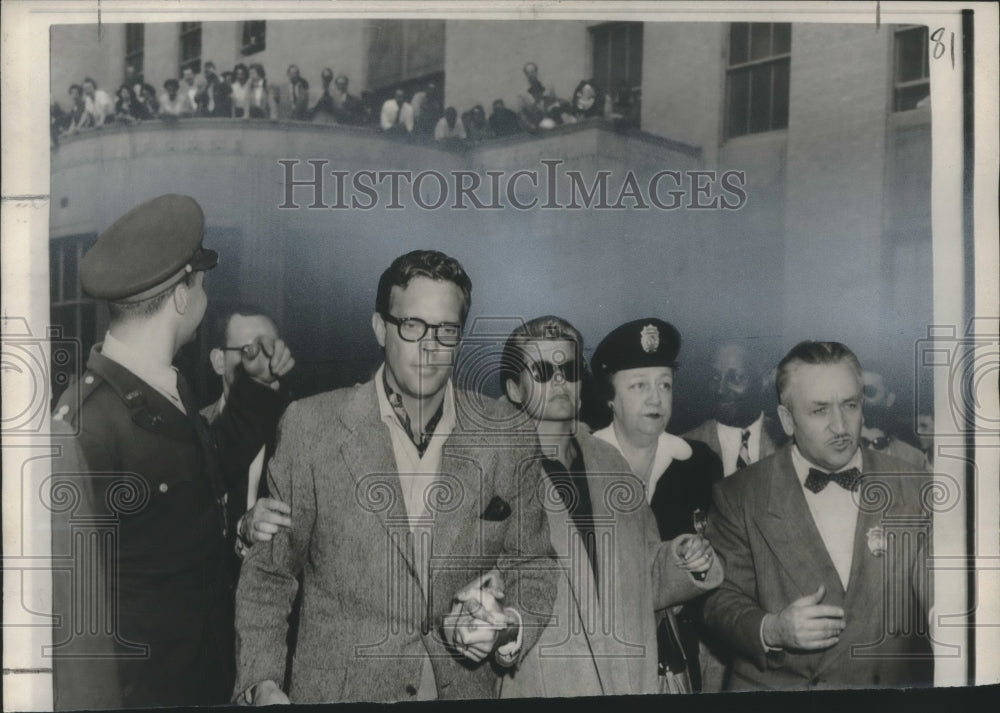 1954 Press Photo Crooner Dick Haymes with wife Rita Hayworth leaving court