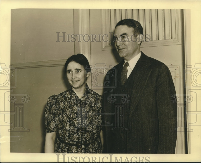 Load image into Gallery viewer, 1988 Press Photo Dr. Alfred Chester Hanford, Dean of Harvard College, with wife
