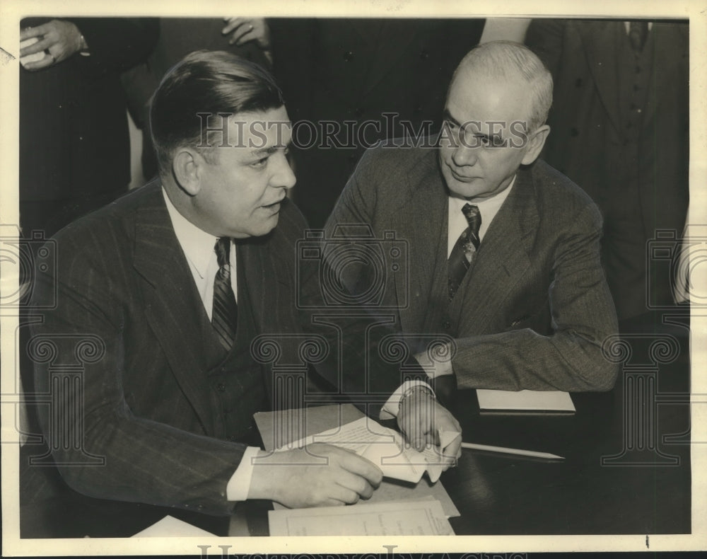 1937 Press Photo George Harrison meets with Philip Murray to discuss peace