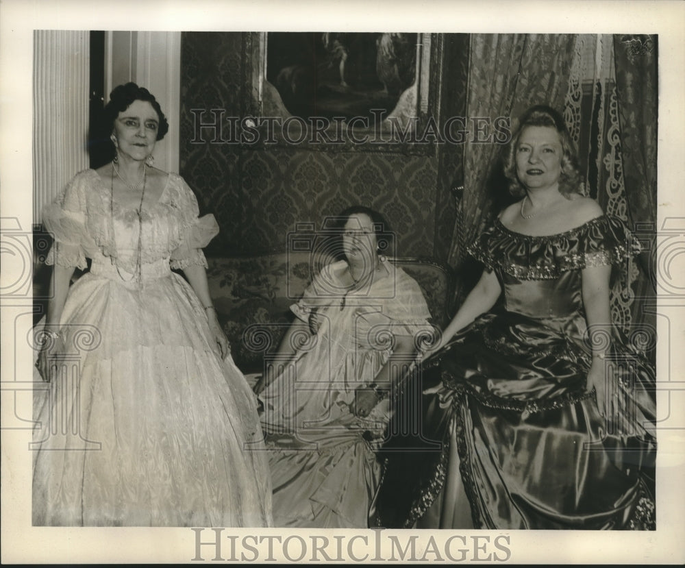 1951 Press Photo Women Dressed for Spring Fiesta House Tour, New Orleans