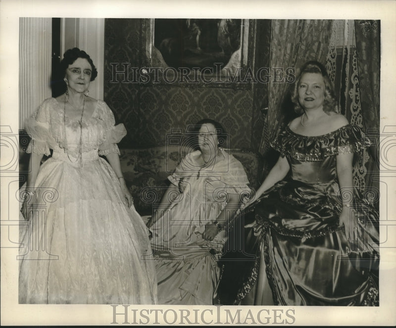 Load image into Gallery viewer, 1951 Press Photo Women Dressed for Spring Fiesta House Tour, New Orleans
