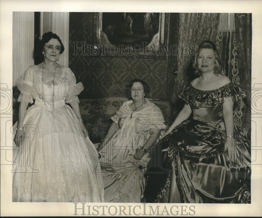 1951 Press Photo Women Dressed for Spring Fiesta House Tour, New Orleans