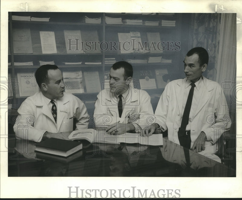 Load image into Gallery viewer, 1959 Press Photo Oschner Medical Foundation Fellows Association Officers
