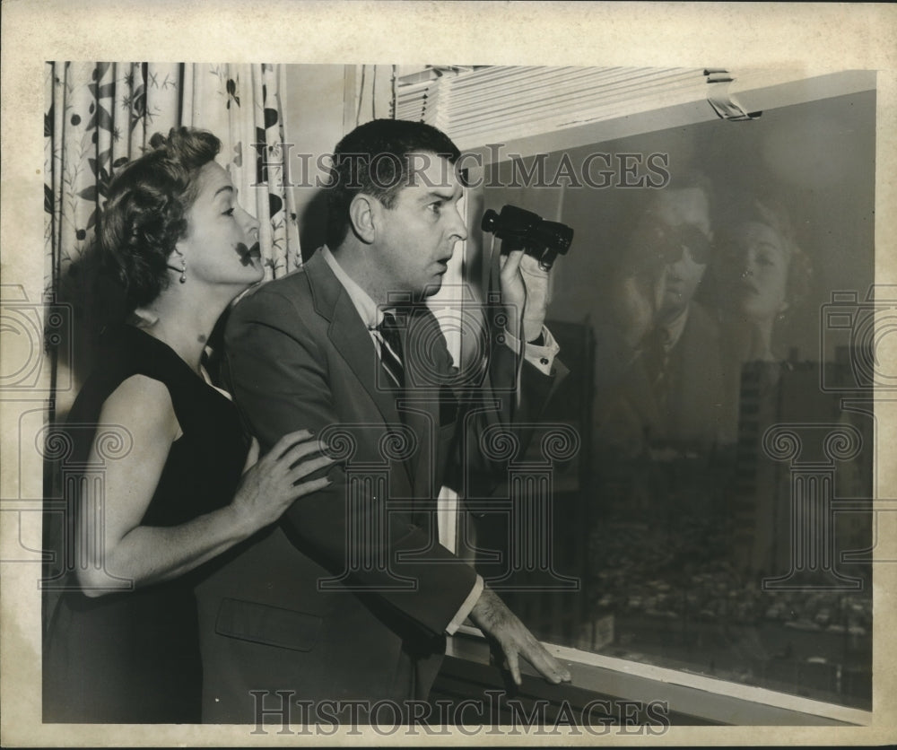 1955 Press Photo Mary Healy and husband Peter Hayes peer out window - nox24199