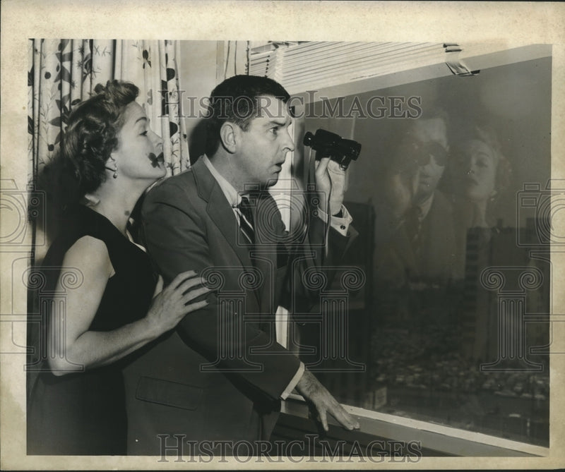 Load image into Gallery viewer, 1955 Press Photo Mary Healy and husband Peter Hayes peer out window - nox24199
