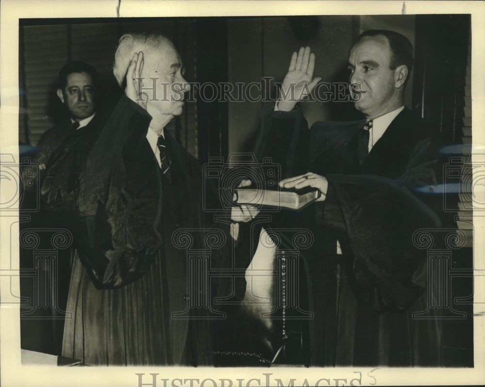 1943 Press Photo Joe B. Hamiter sworn in by Chief Justice Charles J. O'Niell