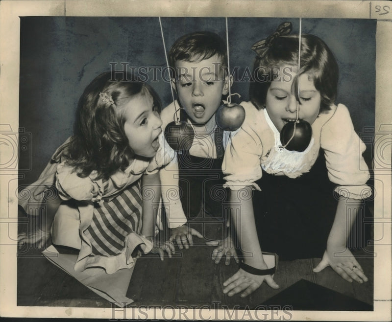 Load image into Gallery viewer, 1949 Press Photo Children from St. Mary's Italian School go for apples at Event

