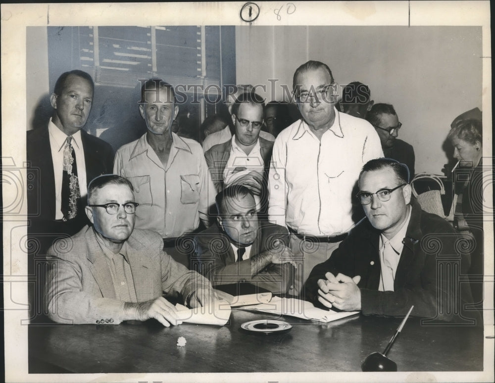 1954 Press Photo R. G. Hubbard with Others discussing Hancock County re-district